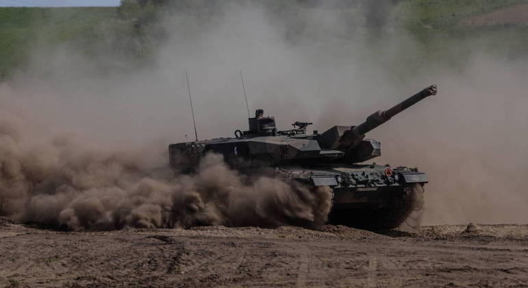 (FILES) This file photo taken on May 19, 2022 shows a Polish Leopard tank as troops from Poland, USA, France and Sweden take part in the DEFENDER-Europe 22 military exercise, in Nowogard, Poland. NATO countries are set to announce new "heavier weapons" for Ukraine, the alliance's chief said on January 18, 2023, as Ukrainian President Volodymyr Zelensky called on his backers to speed up their decision-making. US Secretary of Defence Lloyd Austin will convene a meeting of around 50 countries on January 20, 2023 at the US-run Ramstein military base in Germany, including all 30 members of the NATO alliance. The German-made Leopard 2 is seen as one of the best-performing models worldwide and is widely used across Europe, meaning spare parts and ammunition could be easily sourced.