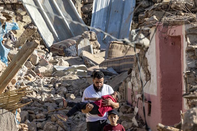 O terremoto que atingiu o Marrocos, especialmente a cidade de Marrakech, deixou pelo menos 2.012 mortos, embora os números ainda possam mudar para cima