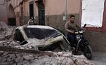 Quem vive em Marrakech também precisou se virar para circular pela cidade, que está sob entulho por todos os lados. Os bombeiros reviram os escombros atrás de sobreviventes