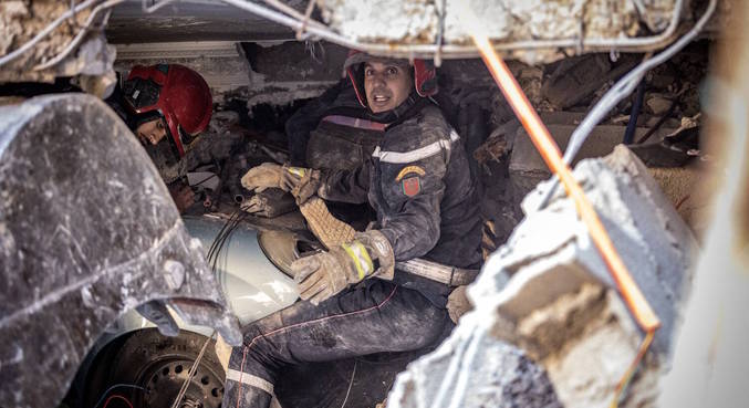 Equipes de resgate se desdobram para retirar vítimas dos escombros