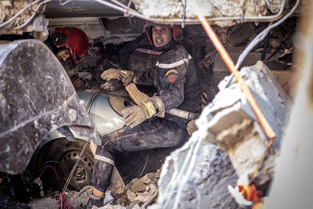 Em meio à tragédia devastadora, bombeiros arriscam a vida para salvar o maior número de vítimas possível