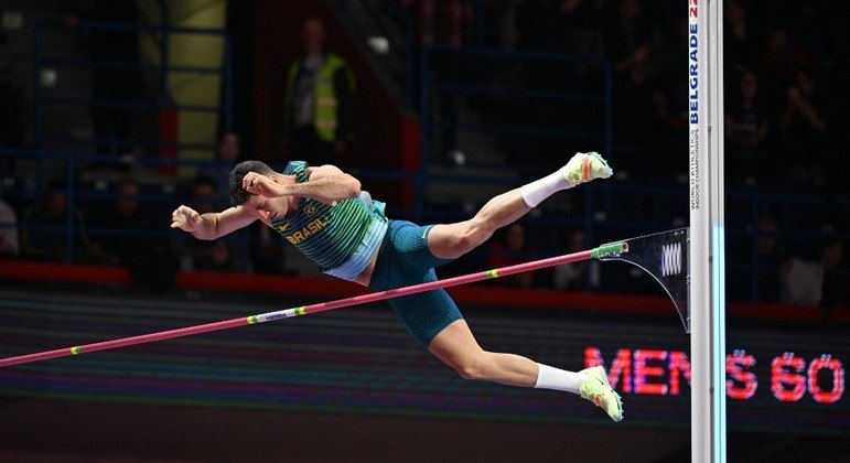 O brasileiro Thiago Braz ficou com a medalha de prata no salto com vara no Mundial Indoor de Atletismo