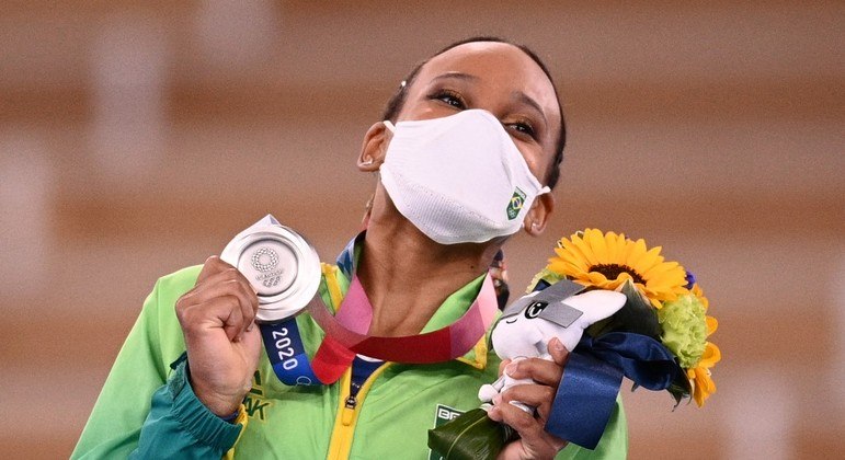 Famosos parabenizam Rebeca Andrade por medalha de prata nas Olimpíadas

