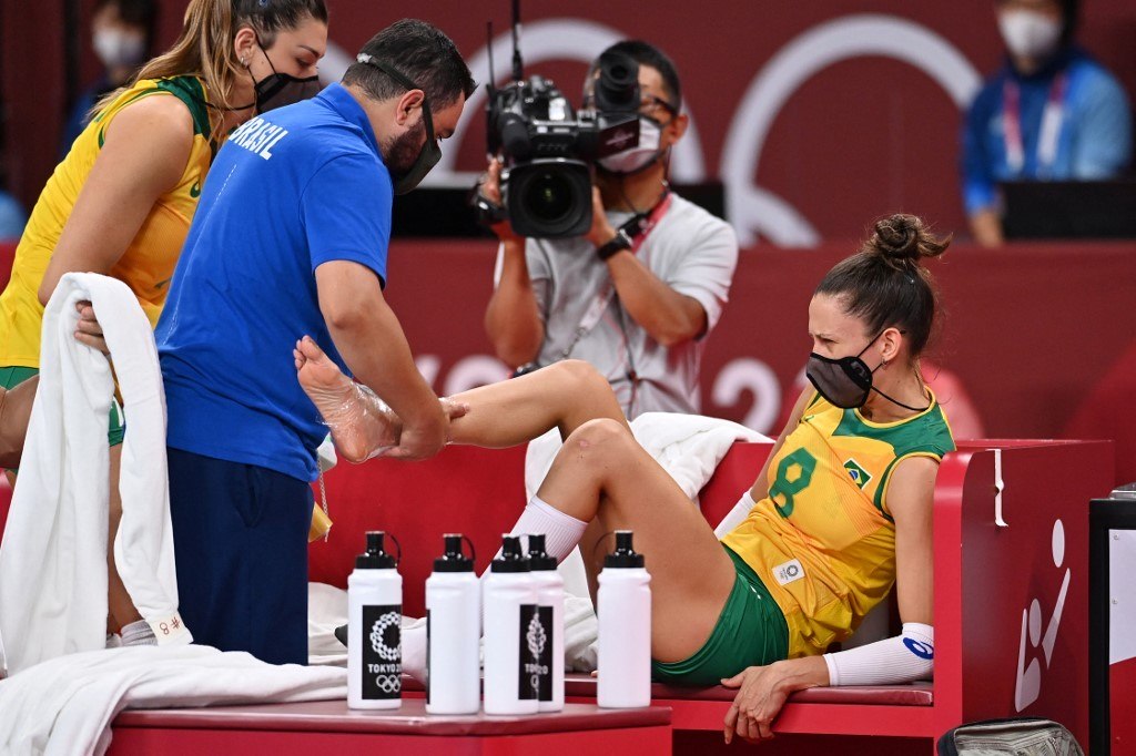 Macris Carneiro se machucou no jogo do Brasil contra o Japão