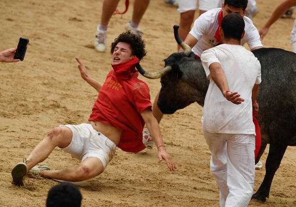Quatro ficam feridos em corrida de touros no terceiro dia de festival em  Pamplona, Mundo