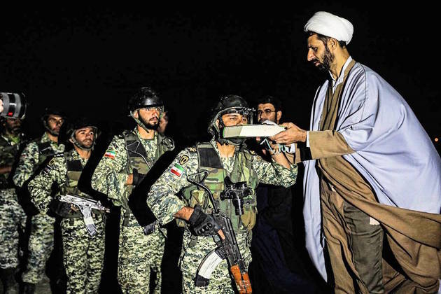 Durante o treinamento, os soldados fizeram fila para uma cerimônia religiosa