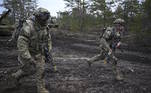 Os soldados praticaram treinamentos de assalto e de tiros. Com a entrada da Finlândia, a Otan passou a ter 1.300 quilômetros de fronteira direta com a Rússia