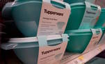 Em 7 de abril, depois de ver suas ações caírem quase 50% na Bolsa de Nova York, a Tupperware anunciou medidas para melhorar a estrutura de capital e a liquidez do negócio. Mesmo assim, seus papeis continuaram se desvalorizando. Com ‘dúvidas substanciais’, a empresa assumiu que pode não
ter mais capacidade de continuar suas operações. Fundada em 1946, a Tupperware
Brands Corporation é pioneira no armazenamento de alimentos e
está em quase 70 países