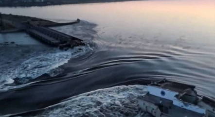 Presidente Volodmir Zelensky postou no Twitter vídeo que mostra a destruição da barragem