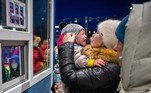 A Ukrainian woman holds a crying baby at the Slovak-Ukrainian border crossing at Vysne Nemecke on February 25, 2022, following Russia's invasion of the Ukraine. Ukrainian citizens have started to flee the conflict in their country one day after Russia launched a military attack on neighbouring Ukraine.
PETER LAZAR / AFP