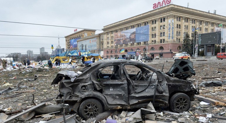 Vista da praça em frente à prefeitura de Kharkiv em 1º de março de 2022, destruída como resultado do bombardeio de tropas russas