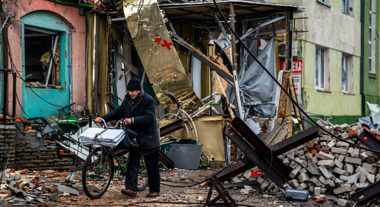 Cidade de Bakhmut, na região de Donetsk, sofre com bombardeios em meio a cessar-fogo
