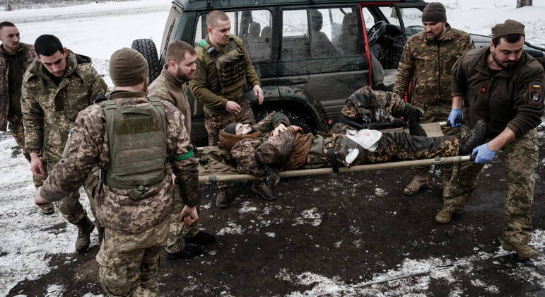Soldados resgatam colegas que pisaram em mina terrestre na região de Donetsk, na Ucrânia