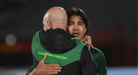 Marcelo Moreno abraça o treinador brasileiro Antônio Carlos Zago
