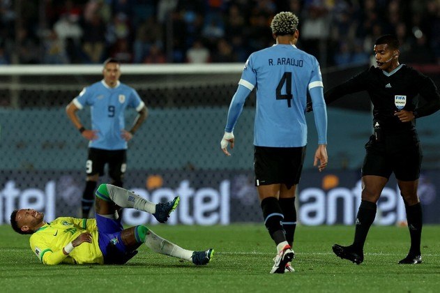 Nos minutos finais da partida contra o Uruguai, pelas Eliminatórias Sul-Americanas, Neymar sentiu a lesão e caiu no campo, alegando muitas dores na região. Aos prantos, o jogador deixou o campo de maca e foi substituído por Richarlison