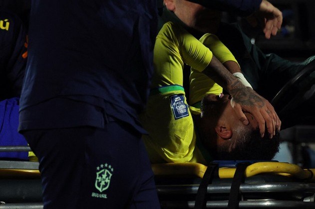 Chorando, Neymar foi direto para o vestiário