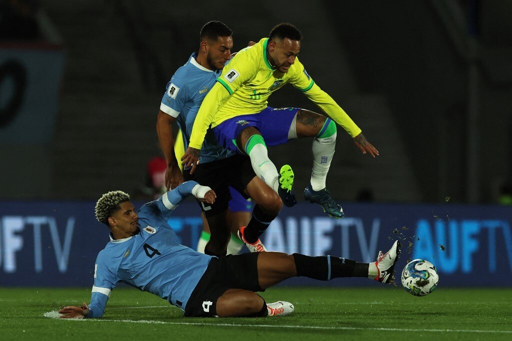 Em jogo apático, Brasil perde para o Uruguai; Neymar sai machucado