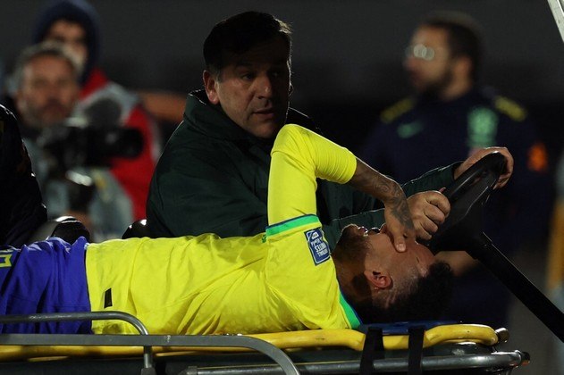 17 de outubro de 2023 — Em uma jogada sozinho, no meio de campo, Neymar pisou em falso no gramado e caiu no chão, de forma preocupante. O atacante saiu de campo com a ajuda de uma maca e com lágrimas no rosto