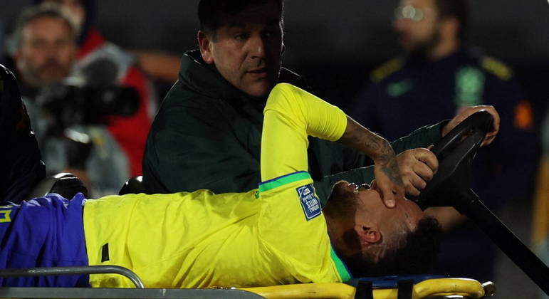 Neymar deixou a partida contra o Uruguai chorando. Teve uma forte torção no joelho esquerdo. Preocupação