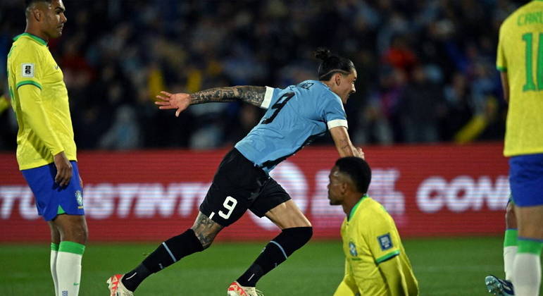 Darwin Núnez se aproveitou da insegurança da seleção brasileira, sem rumo. 2 a 0 para o Uruguai