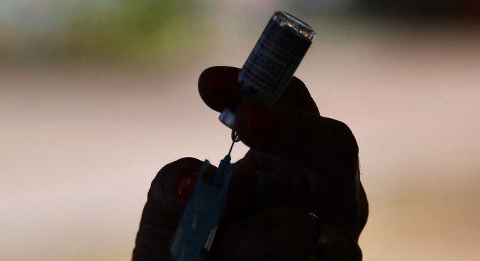 Ministério orientou suspensão de doses para adolescentes sem comorbidades