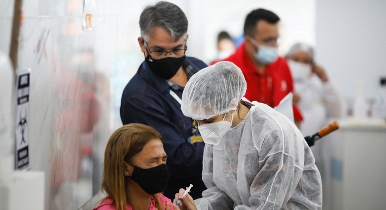 Enfermeira aplica vacina contra a Covid-19 em posto do DF