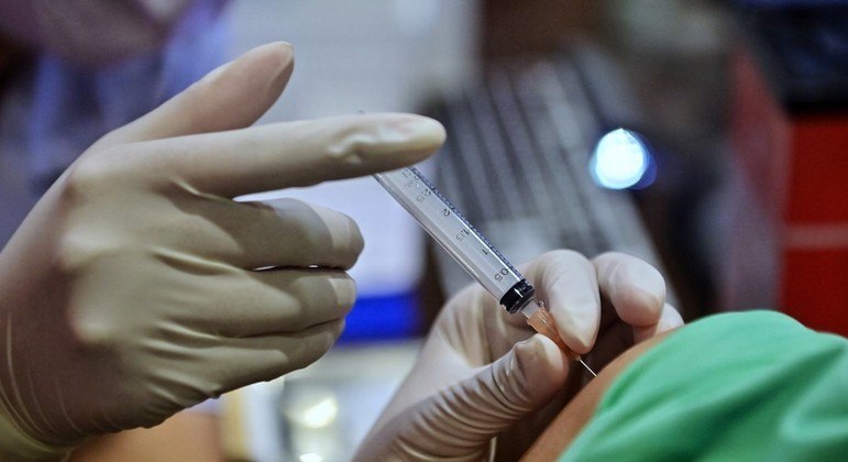 Brasil ainda sofre com baixa adesão à segunda dose das vacinas contra covid-19
