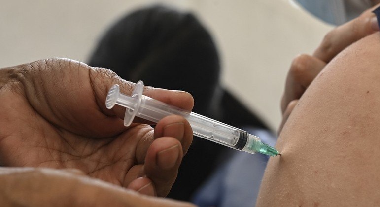 Vacinas para trabalhadores seguirão ordem de prioridade por idade dos alunos 