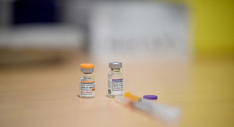 Vacina da Pfizer virá em frascos distintos para crianças de 5 a 11 anos e para pessoas a partir de 12 anos