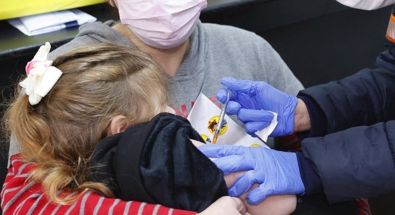 Criança recebe vacina contra Covid-19
