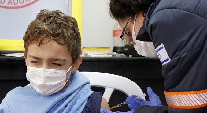 Criança é vacinada com imunizante da Pfizer em Israel
