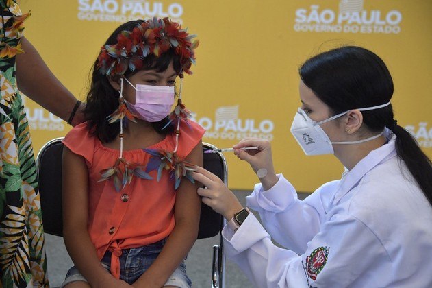 An indigenous girl receives the first dose of the Pfizer-BioNTech vaccine against COVID-19, at the Clinicas hospital in Sao Paulo, Brazil, on January 14, 2022.
NELSON ALMEIDA / AFP