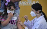 A girl receives the first dose of the Pfizer-BioNTech vaccine against COVID-19, at the Clinicas hospital in Sao Paulo, Brazil, on January 14, 2022.
NELSON ALMEIDA / AFP
