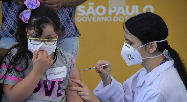 Pelo segundo
 dia consecutivo, crianças com comorbidades recebem vacina contra Covid em SP