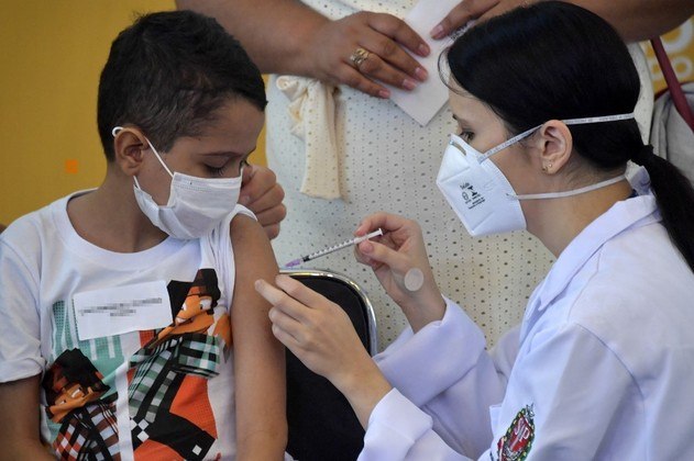 A boy receives the first dose of the Pfizer-BioNTech vaccine against COVID-19, at the Clinicas hospital in Sao Paulo, Brazil, on January 14, 2022.
NELSON ALMEIDA / AFP