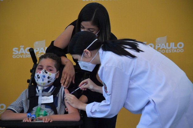 A boy receives the first dose of the Pfizer-BioNTech vaccine against COVID-19, at the Clinicas hospital in Sao Paulo, Brazil, on January 14, 2022.
NELSON ALMEIDA / AFP