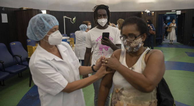 Ritmo da vacinação contra covid cresceu, mas Brasil ainda carece de mais doses