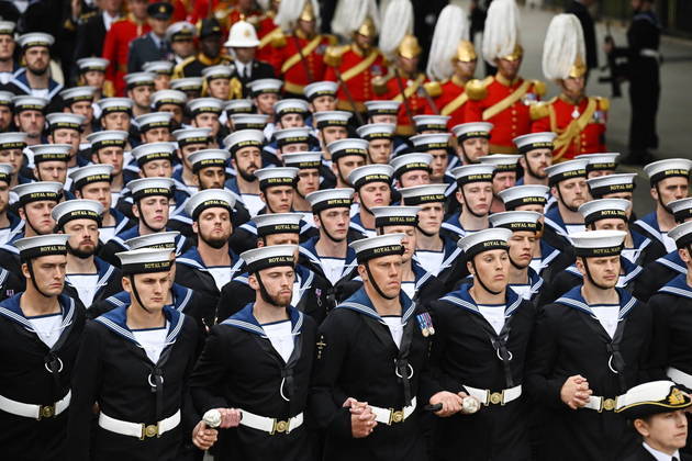 Ao todo, 142 militares da Marinha britânica acompanharam e carregaram o caixão da rainha Elizabeth 2ª até a Abadia de Westminster. Uma música foi composta especificamente para a cerimônia