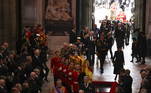 Funeral da rainha Elizabeth 2ªApós onze dias de luto nacional, no dia 19 de setembro, o funeral da rainha Elizabeth 2ª ocorreu na Abadia de Westminster. O caixão foi visitado por cerca de 400 mil pessoas, entre elas, mais de cem chefes de Estado e membros da realeza de todo o mundo.O corpo da monarca depois foi transportado ao castelo de Windsor para uma cerimônia privada com membros da família real e sepultado junto com o duque de Edimburgo na capela memorial do Rei George 6º