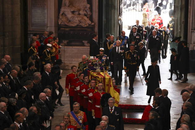 Funeral da rainha Elizabeth 2ªApós onze dias de luto nacional, no dia 19 de setembro, o funeral da rainha Elizabeth 2ª ocorreu na Abadia de Westminster. O caixão foi visitado por cerca de 400 mil pessoas, entre elas, mais de cem chefes de Estado e membros da realeza de todo o mundo.O corpo da monarca depois foi transportado ao castelo de Windsor para uma cerimônia privada com membros da família real e sepultado junto com o duque de Edimburgo na capela memorial do Rei George 6º