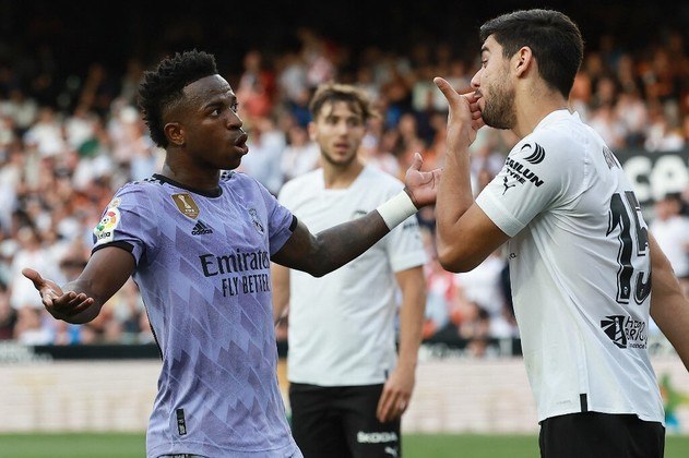 O assunto no mundo do esporte não poderia ser outro nesta segunda-feira (22) a não ser o racismo sofrido por Vinícius Jr. no domingo (21), na partida do Real Madrid contra o Valencia. Os casos de racismo contra o brasileiro têm sido recorrentes na Espanha, e o jogador fez, novamente, duras críticas à Liga Espanhola e seus representantes pela falta de medidas no combate aos crimes de ódio. Apesar disso, as capas de jornais esportivos de lá escolheram tornar Vinícius Jr. o vilão da história e culpá-lo pelo triste ocorrido. Outros jornais optaram por ignorar ou dar pouco destaque ao caso