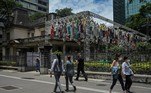 Passers-by walk in front of Renascimento (Rebirth), an installation by Brazilian artist Siron Franco, at Casa das Rosas cultural center, in Sao Paulo, Brazil, on January, 13, 2022. Renascimento is an installation formed by 365 mannequins suspended by wires, which pays tribute to the victims of the pandemic of COVID-19, to health professionals and at the same time celebrates life, according to the artist.
NELSON ALMEIDA / AFP