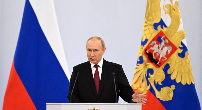 Vladimir Putin ratifica referendos e anexa territórios ucranianos à Rússia