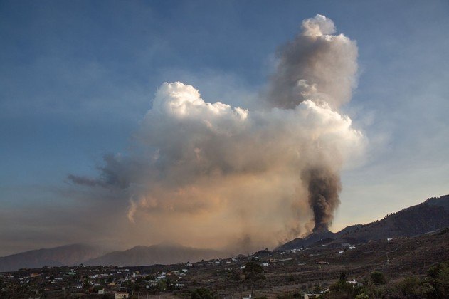 The Cumbre Vieja volcano is seen from Los Llanos de Aridane on the Canary island of La Palma in September 25, 2021. La Palma airport, affected by the eruption of the Cumbre Vieja volcano, is inoperative due to the volcanic ash accumulation, AENA, the public body that manages Spanish airports, reported today. The Cumbre Vieja went on erupting on September 19, 2021 forcing the evacuation of more than 6,000 people and covering with lava more than 180 hectares (445 acres) of land.
DESIREE MARTIN / AFP