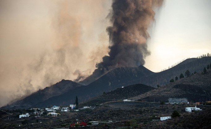 The Cumbre Vieja volcano is seen from Los Llanos de Aridane on the Canary island of La Palma in September 25, 2021. La Palma airport, affected by the eruption of the Cumbre Vieja volcano, is inoperative due to the volcanic ash accumulation, AENA, the public body that manages Spanish airports, reported today. The Cumbre Vieja went on erupting on September 19, 2021 forcing the evacuation of more than 6,000 people and covering with lava more than 180 hectares (445 acres) of land.
DESIREE MARTIN / AFP