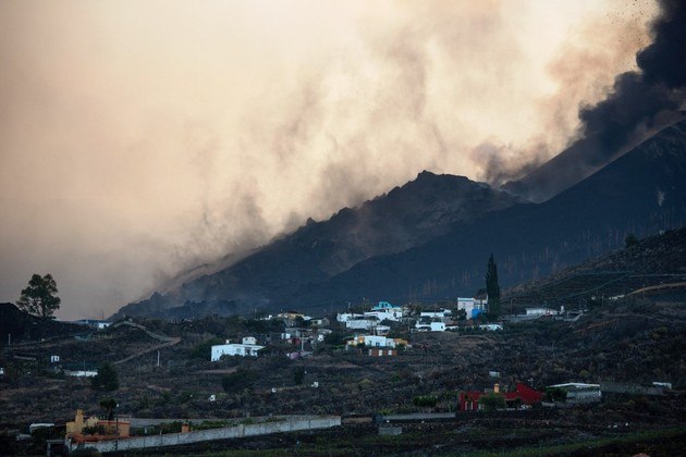 The Cumbre Vieja volcano is seen from Los Llanos de Aridane on the Canary island of La Palma in September 25, 2021. La Palma airport, affected by the eruption of the Cumbre Vieja volcano, is inoperative due to the volcanic ash accumulation, AENA, the public body that manages Spanish airports, reported today. The Cumbre Vieja went on erupting on September 19, 2021 forcing the evacuation of more than 6,000 people and covering with lava more than 180 hectares (445 acres) of land.
DESIREE MARTIN / AFP