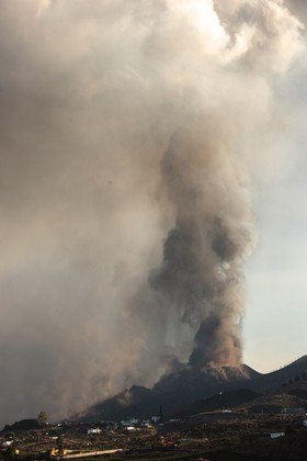 The Cumbre Vieja volcano is seen from Los Llanos de Aridane on the Canary island of La Palma in September 25, 2021. La Palma airport, affected by the eruption of the Cumbre Vieja volcano, is inoperative due to the volcanic ash accumulation, AENA, the public body that manages Spanish airports, reported today. The Cumbre Vieja went on erupting on September 19, 2021 forcing the evacuation of more than 6,000 people and covering with lava more than 180 hectares (445 acres) of land.
DESIREE MARTIN / AFP