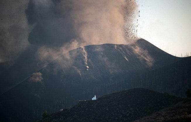 The Cumbre Vieja volcano is seen from Los Llanos de Aridane on the Canary island of La Palma in September 25, 2021. La Palma airport, affected by the eruption of the Cumbre Vieja volcano, is inoperative due to the volcanic ash accumulation, AENA, the public body that manages Spanish airports, reported today. The Cumbre Vieja went on erupting on September 19, 2021 forcing the evacuation of more than 6,000 people and covering with lava more than 180 hectares (445 acres) of land.
DESIREE MARTIN / AFP