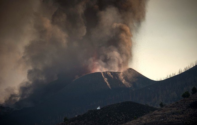 The Cumbre Vieja volcano is seen from Los Llanos de Aridane on the Canary island of La Palma in September 25, 2021. La Palma airport, affected by the eruption of the Cumbre Vieja volcano, is inoperative due to the volcanic ash accumulation, AENA, the public body that manages Spanish airports, reported today. The Cumbre Vieja went on erupting on September 19, 2021 forcing the evacuation of more than 6,000 people and covering with lava more than 180 hectares (445 acres) of land.
DESIREE MARTIN / AFP