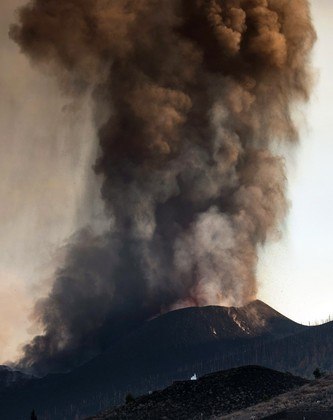 The Cumbre Vieja volcano spews a huge column of smoke and pyroclastic materials, as seen from Los Llanos de Aridane on the Canary island of La Palma in September 25, 2021. La Palma airport, affected by the eruption of the Cumbre Vieja volcano, is inoperative due to the volcanic ash accumulation, AENA, the public body that manages Spanish airports, reported today. The Cumbre Vieja went on erupting on September 19, 2021 forcing the evacuation of more than 6,000 people and covering with lava more than 180 hectares (445 acres) of land.
DESIREE MARTIN / AFP